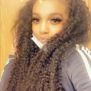 Meet your Posher, Adrianne